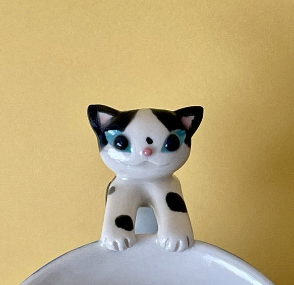 猫取っ手マグ(白黒猫)『猫のマグカップ』 3枚目の画像