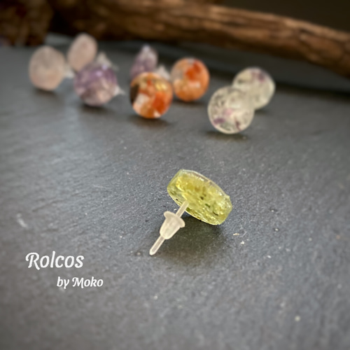 さざれ石のピアス ラウンド/オーバル ピアス（スタッド・一粒） Rolcos  