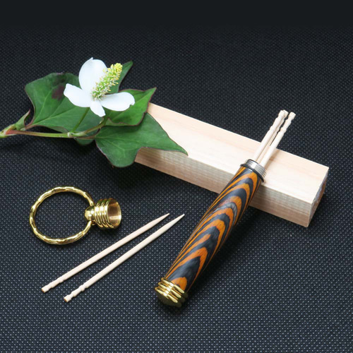 手作り木製の携帯用つまようじ入れ キーホルダー（青 オレンジ