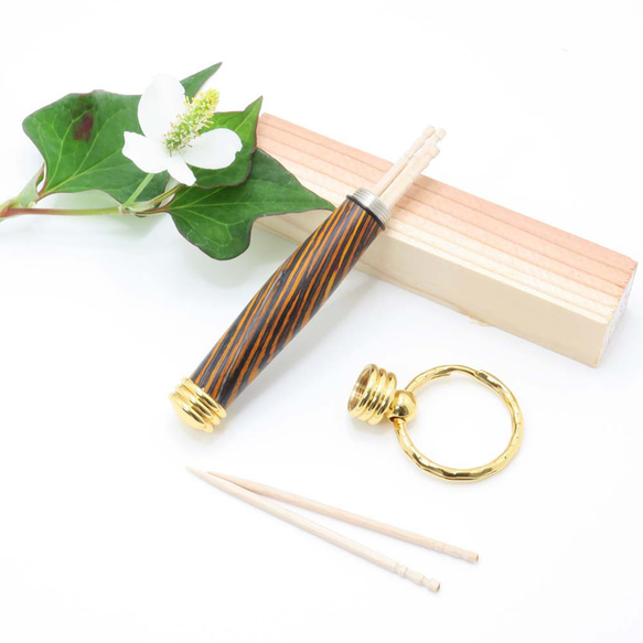 手作り　木製　携帯用　つまようじ　入れ　キーホルダー（青　オレンジ　染めた堅木） 手作り木製の携帯用つまようじ入れ キーホルダー（青 オレンジ
