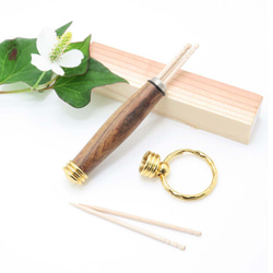 手作り木製の携帯用つまようじ入れ キーホルダー（緑色 染めた堅