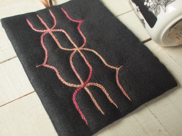 アイヌ刺繍の鍋つかみ　リネンのグレイに糸柿渋を重ねたピンクグラデーション 3枚目の画像