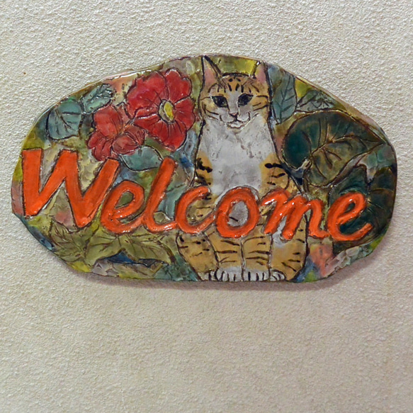 ネコの陶板　WELCOME　ミックス系の猫　白・トラ　インテリア飾り・壁掛け　カラフル　植物　手作り陶器・陶芸 6枚目の画像