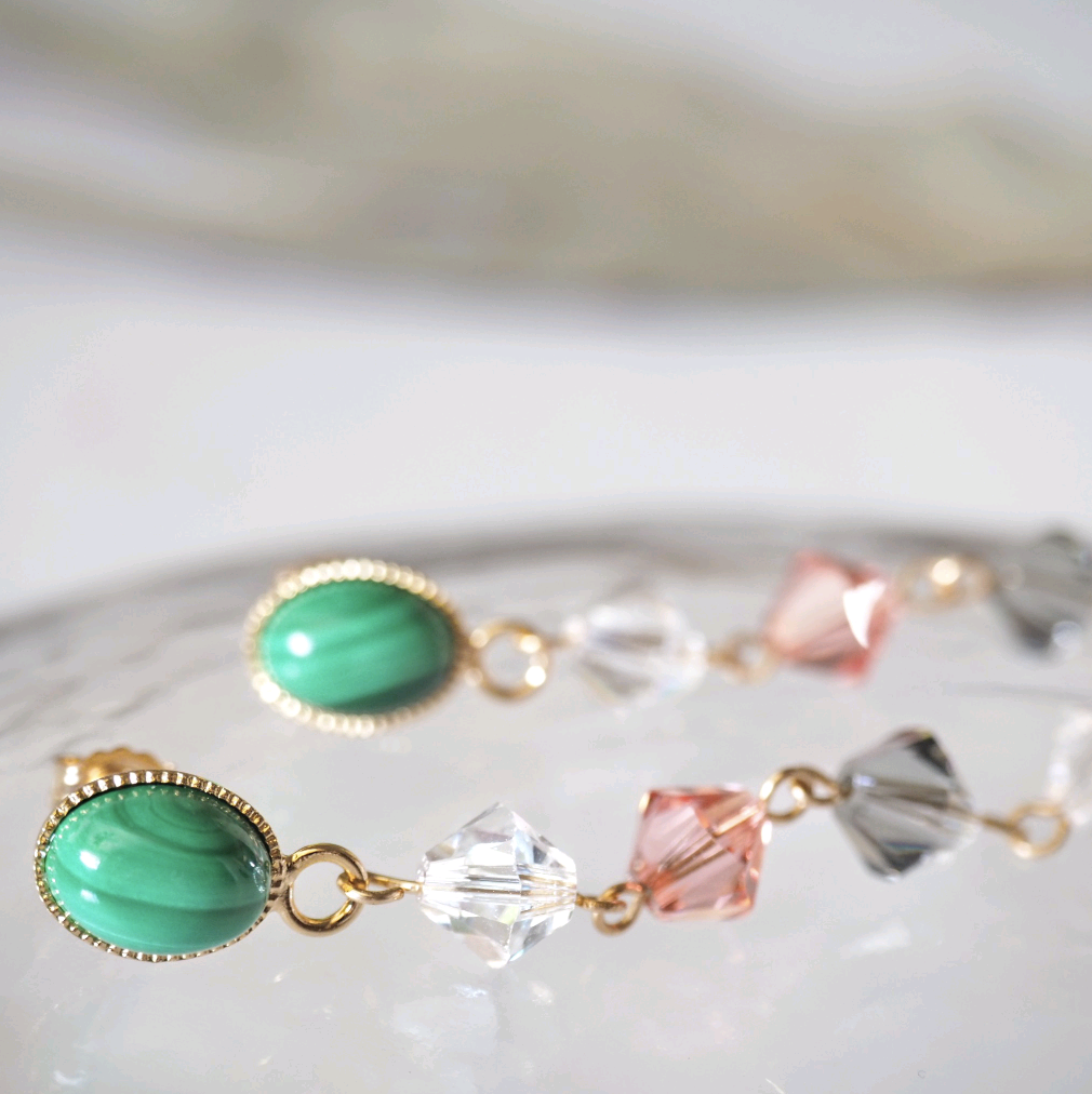 《マラカイトとカラフルクリスタルの5連ピアス》