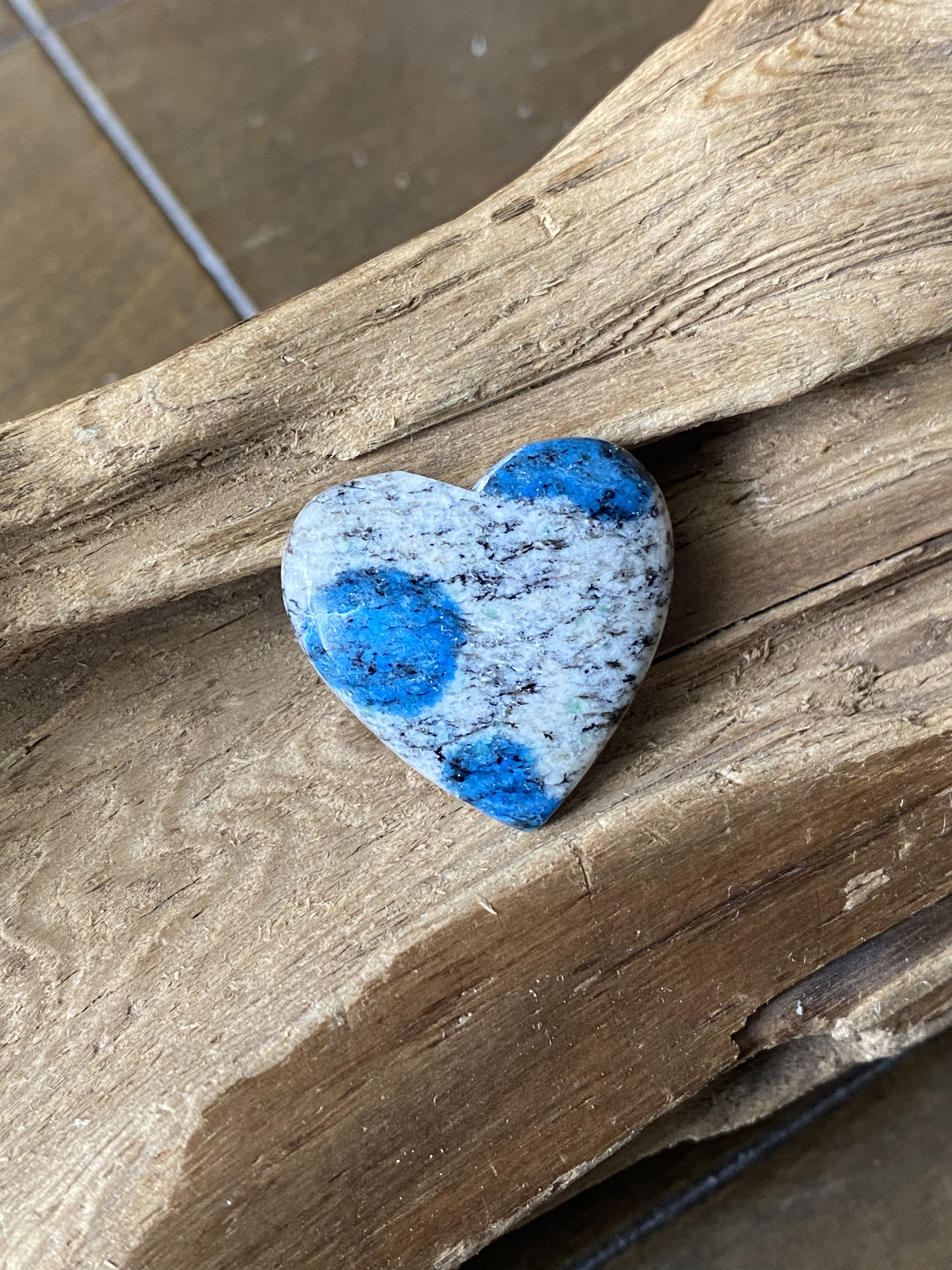 白のハートと青のドット♡K2 アズライトin グラナイト〇 K２ ルース 01 天然石 天然色 天然石 HaRuKy（はるき）  通販｜Creema(クリーマ) 14225195