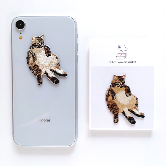 スコ座り ぽっちゃりサバトラ猫ちゃん 2WAYS！刺繍のアイロンワッペン