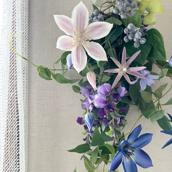 夏のスワッグ 花材はクレマチス、リキュウソウなど全てアーティフィシャルフラワー、水やりなどのお手入れ要らず 人気・おすすめ｜使いやすい・旅行におすすめ 品質保証 全国発送 日本国内発送・最短翌日お届け