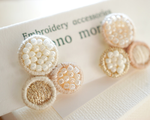 まるまる＊ビーズ刺繍のイヤリング/ピアス ピンクベージュ イヤリング