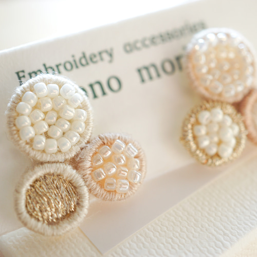 まるまる＊ビーズ刺繍のイヤリング/ピアス ピンクベージュ イヤリング