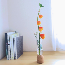 本物そっくり！  夏の風物詩 「ほおづき」のフェイクウォーターの一輪挿しアレンジ 2枚目の画像