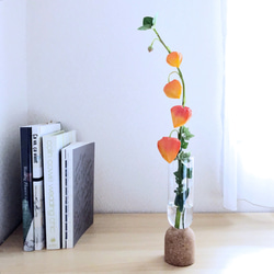 本物そっくり！  夏の風物詩 「ほおづき」のフェイクウォーターの一輪挿しアレンジ 1枚目の画像