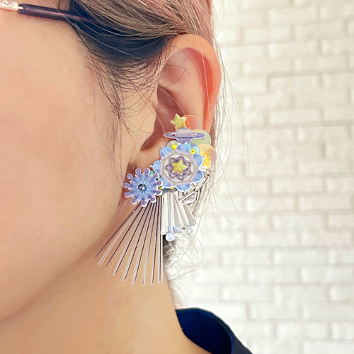 宇宙がテーマのアシメピアス／イヤリング 花びらの一つ一つが宇宙人の