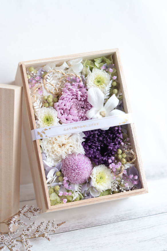 【大切な方に贈る仏花】名前印字リボンも可＊桐箱のフラワー紫緑BOX＊プリザーブドフラワー 3枚目の画像