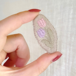 刺繍チューリップブローチ 2枚目の画像