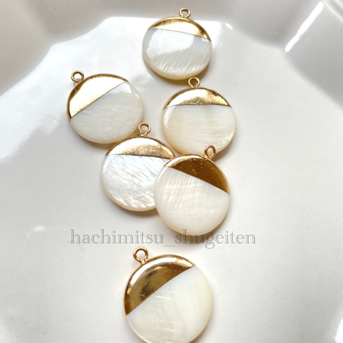 749a】淡水 シェル チャーム☆2個☆片穴加工 チャーム *ハチミツ手芸店