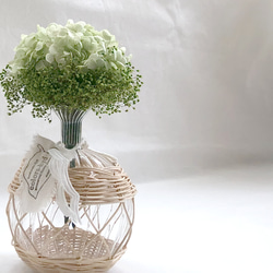 ラタンのガラスベースに水のいらないプリザーブドフラワーブーケ=グリーンの紫陽花とかすみ草 4枚目の画像