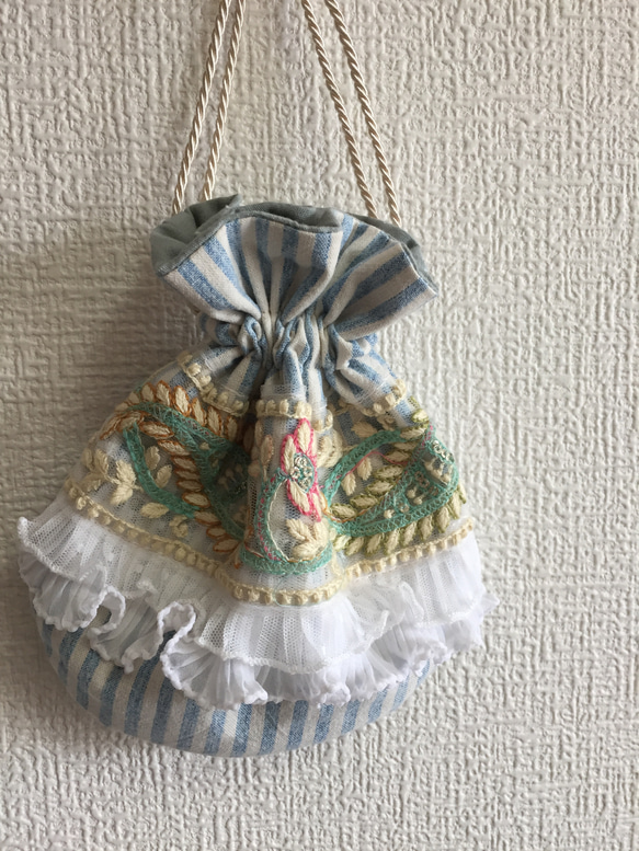 インド刺繍 リボン まんまる 丸巾着 ポーチ ストライプ×レース 2枚目の画像