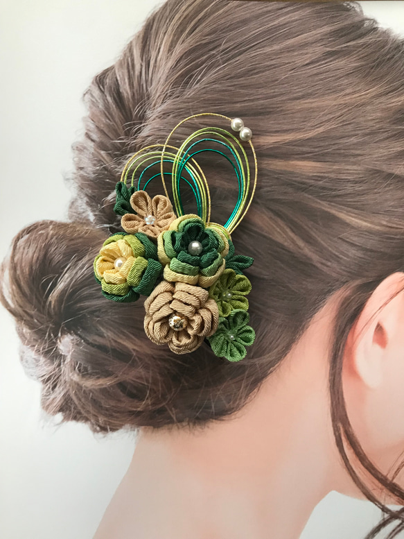 つまみ細工のコームの髪飾りと水引のUピンのセット グリーン系の花々 