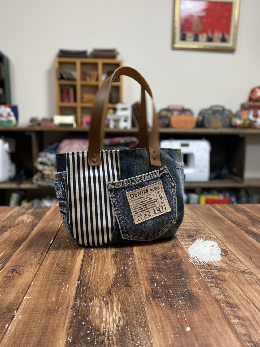 ブラウン　デニムリメイク　トートバッグ　BIG デニムと革のトートバッグ：デニムリメイク×本革持ち手ブラウン