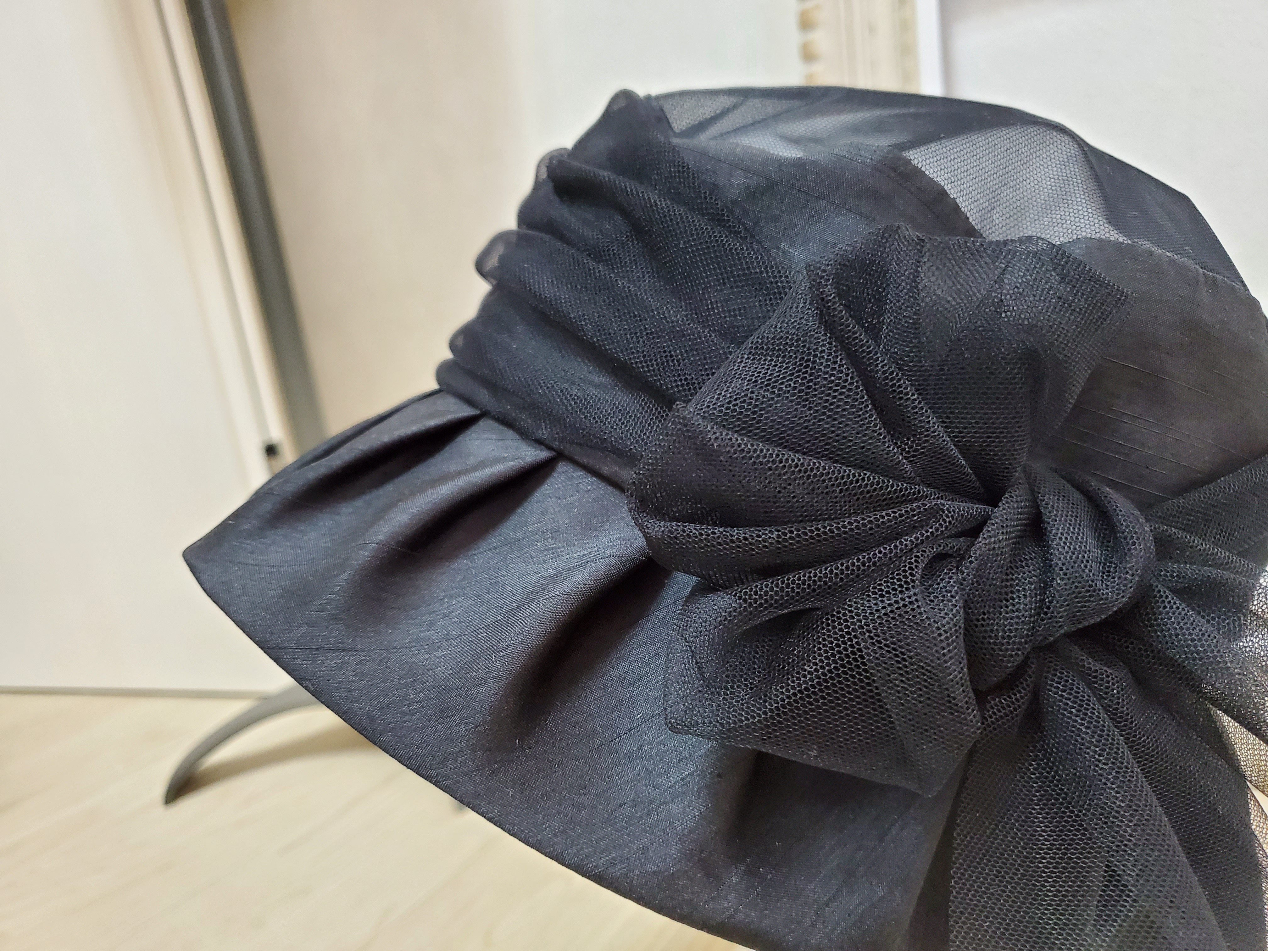 纏う…装いの帽子【チュール使いのエレガントな黒の帽子】TOPはチュール＆オーガンジーで透け感有♪ 紺・茶有春、夏、初秋向