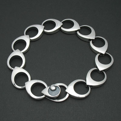 水滴をモチーフにした「TEAR'S DROP BRACELET」