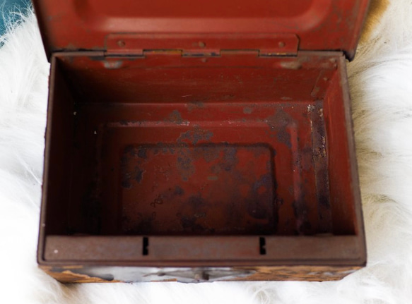 50's磚紅歲月懷舊斑剝午日時光 古董繡鐵 日製釦準錢箱 第4張的照片