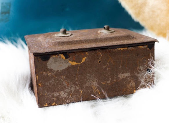 cash box 50's 磚紅歲月懷舊斑剝午日時光 古董繡鐵日製釦準錢箱 第9張的照片