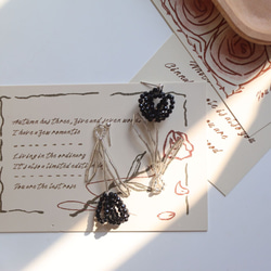 黒いチューリップ　花　オブシディアン　ビーズ　ピアス　イヤリング　シルバー　イヤーフック 2枚目の画像