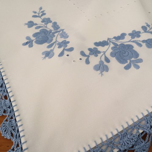 ドイツの手仕事/サックスブルー色のお花の手刺繍と手編み