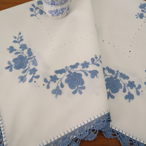 ドイツの手仕事/サックスブルー色のお花の手刺繍と手編み