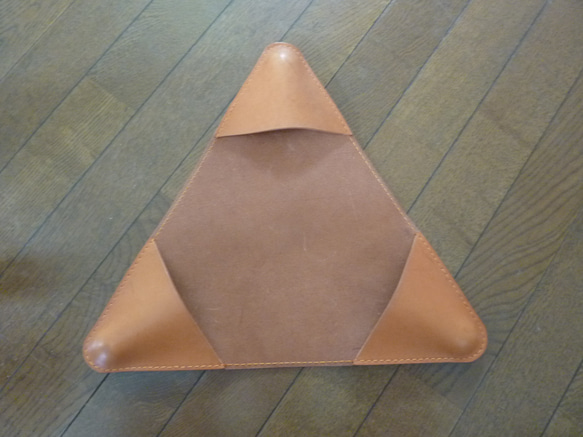 ヌメ革のハンティングチェアー（三脚持ち運び折りたたみ椅子） 6枚目の画像