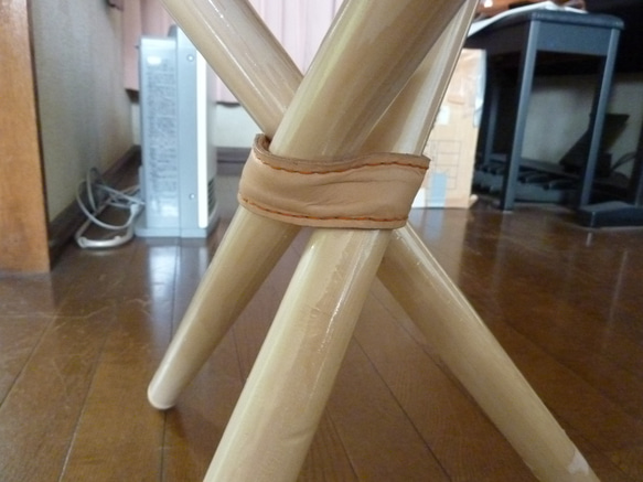 ヌメ革のハンティングチェアー（三脚持ち運び折りたたみ椅子） 3枚目の画像