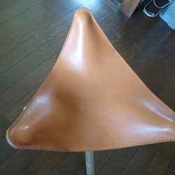 ヌメ革のハンティングチェアー（三脚持ち運び折りたたみ椅子） 2枚目の画像