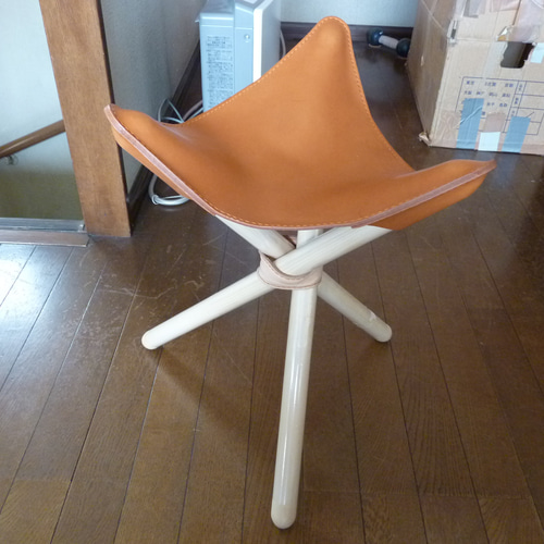 ヌメ革のハンティングチェアー（三脚持ち運び折りたたみ椅子） 椅子