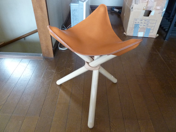 ヌメ革のハンティングチェアー（三脚持ち運び折りたたみ椅子） 1枚目の画像