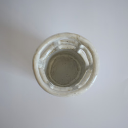あみ目デザインの花瓶　白御影土×チタンマット釉 2枚目の画像
