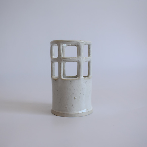 あみ目デザインの花瓶　白御影土×チタンマット釉 3枚目の画像