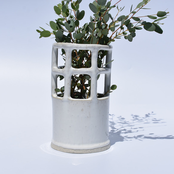 あみ目デザインの花瓶　白御影土×チタンマット釉 1枚目の画像