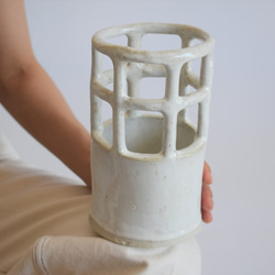 あみ目デザインの花瓶　白御影土×チタンマット釉 7枚目の画像
