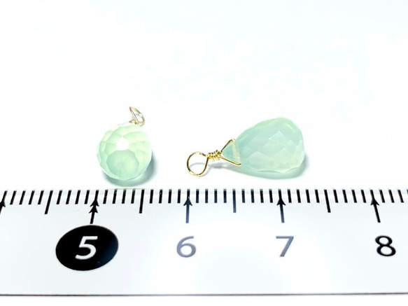 【天然石チャーム】ライトグリーンカルセドニー  14kgf  ドロップ形　２個　ハンドメイド素材 4枚目の画像