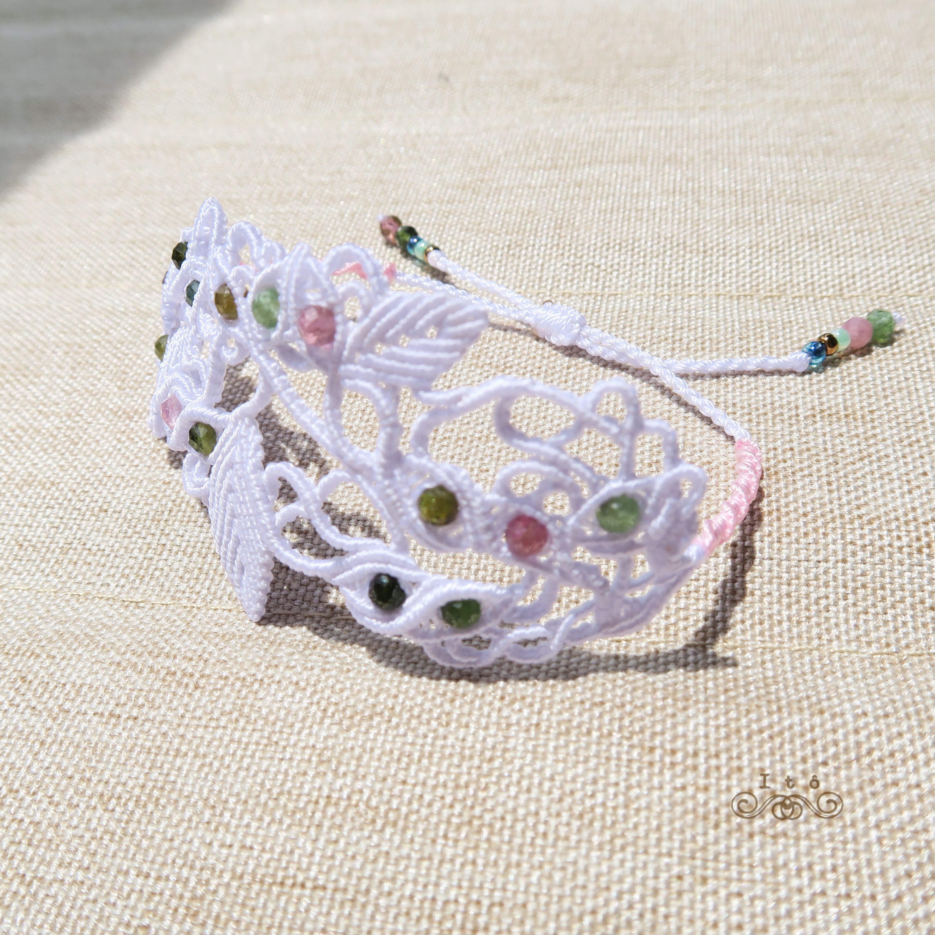 トルマリンビーズのマクラメブレスレット