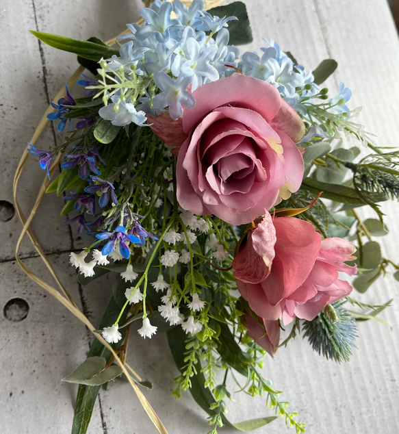 ピンクの薔薇とブルー小花のスワッグブーケ 3枚目の画像