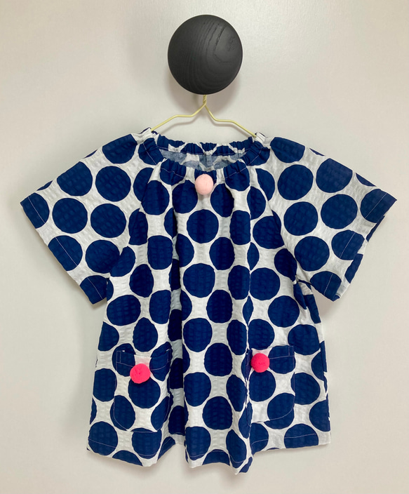 ネイビーブルーと白のジャンボ水玉 リップル生地  ピンクポンポン付きスモック半袖 (90/100 cm） 2枚目の画像