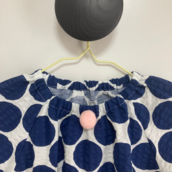 ネイビーブルーと白のジャンボ水玉 リップル生地  ピンクポンポン付きスモック半袖 (90/100 cm） 4枚目の画像