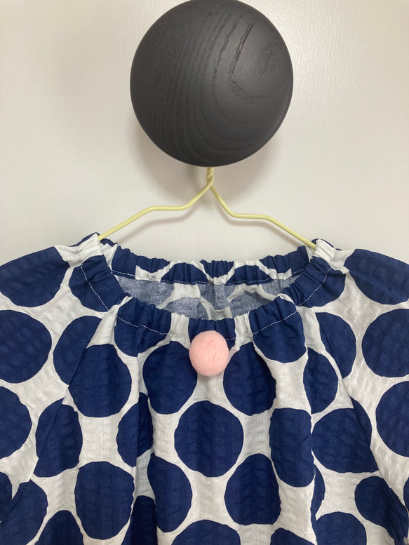 ネイビーブルーと白のジャンボ水玉 リップル生地  ピンクポンポン付きスモック半袖 (90/100 cm） 4枚目の画像