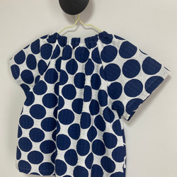 ネイビーブルーと白のジャンボ水玉 リップル生地  ピンクポンポン付きスモック半袖 (90/100 cm） 5枚目の画像