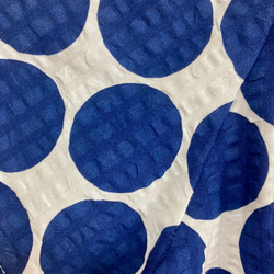 ネイビーブルーと白のジャンボ水玉 リップル生地  ピンクポンポン付きスモック半袖 (90/100 cm） 6枚目の画像
