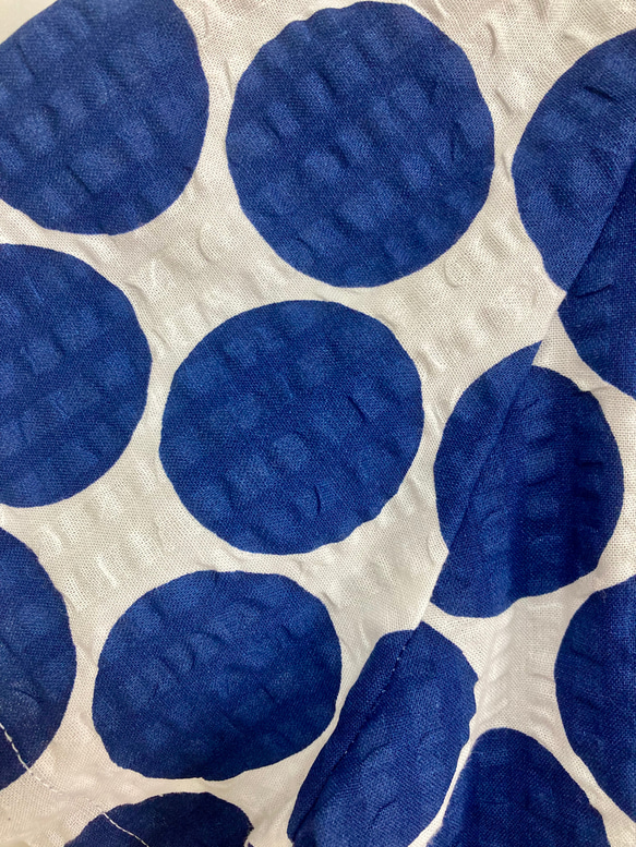 ネイビーブルーと白のジャンボ水玉 リップル生地  ピンクポンポン付きスモック半袖 (90/100 cm） 6枚目の画像