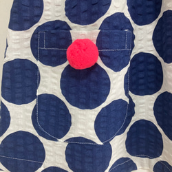 ネイビーブルーと白のジャンボ水玉 リップル生地  ピンクポンポン付きスモック半袖 (90/100 cm） 3枚目の画像