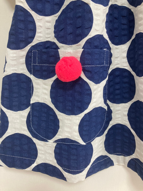 ネイビーブルーと白のジャンボ水玉 リップル生地  ピンクポンポン付きスモック半袖 (90/100 cm） 3枚目の画像